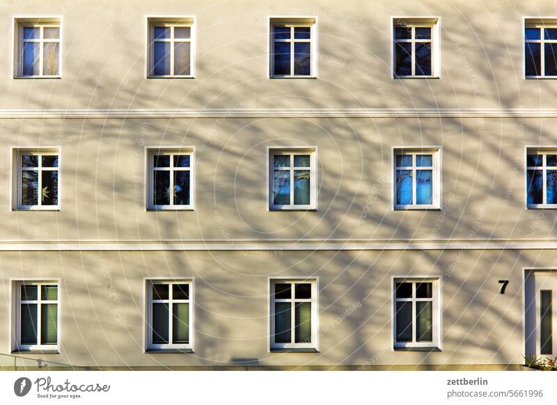 Fensterfront mit leichtem Schatten altstadt gebäude hafen hafenstadt hanse hansestadt haus horizont küste mecklenburg mv ostsee stralsund strelasund vorpommern