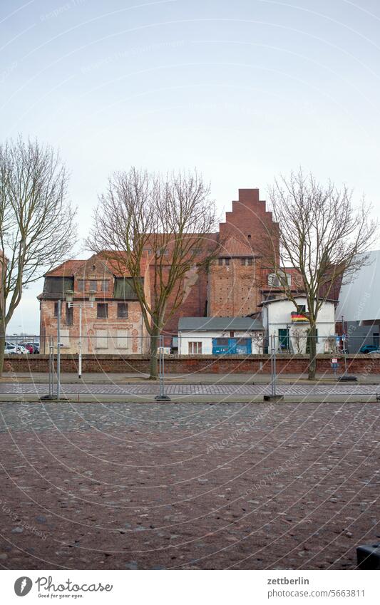 Hafengebäude in Stralsund altstadt hafen hafenstadt hanse hansestadt haus himmel horizont küste mecklenburg mv ostsee ostseelküste stralsund strelasund ufer