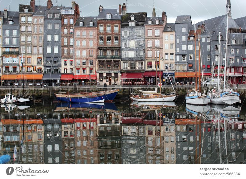 Spiegelung im Hafen Ferien & Urlaub & Reisen Meer Segeln Gastronomie Architektur Fischerdorf Schifffahrt Segelboot Jachthafen historisch grau ruhig Fernweh