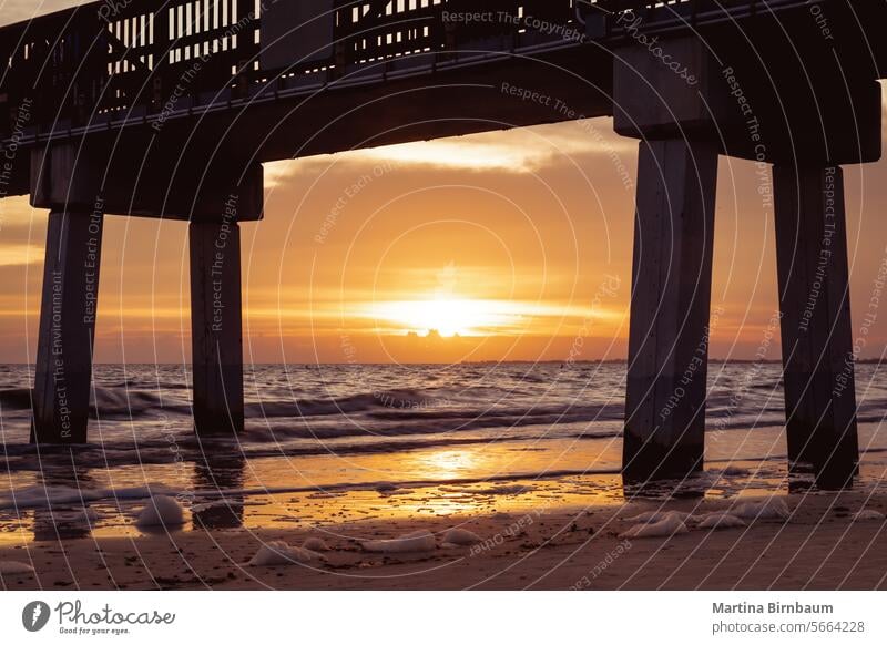 Sonnenuntergang hinter dem Pier von Fort Myers Beach, Florida USA Fort Myers Strand Landschaft reisen Meer Küste Himmel MEER Brücke Silhouette orange schön