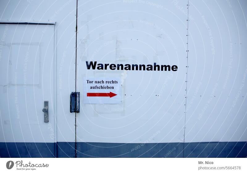 Warenannahme Güterverkehr & Logistik Lagerhalle Handel Warenlager Lagerhaus Arbeit & Erwerbstätigkeit Halle Lagerplatz Tür Schiebetor Pfeil