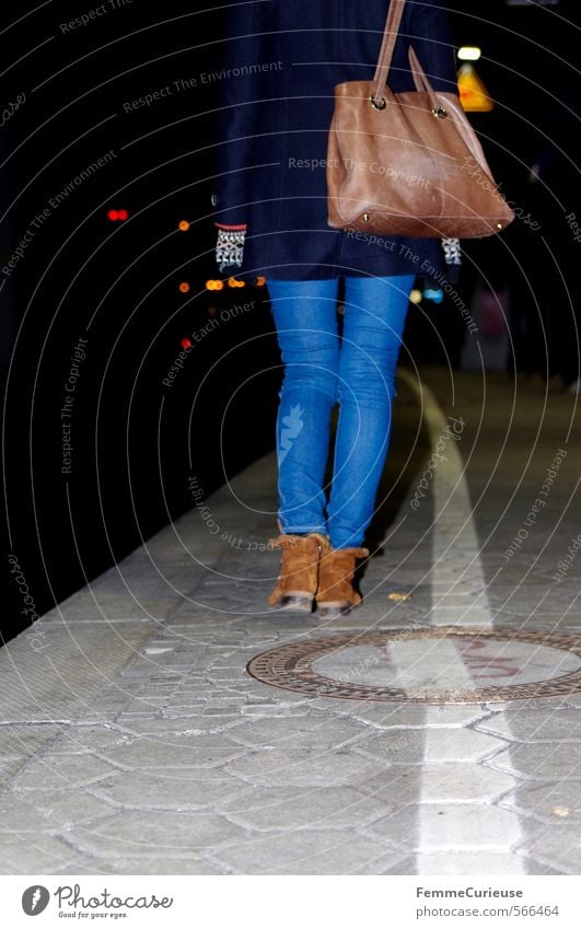 At the station (VI). feminin Junge Frau Jugendliche Erwachsene 1 Mensch 18-30 Jahre Verkehr Verkehrsmittel Verkehrswege Personenverkehr