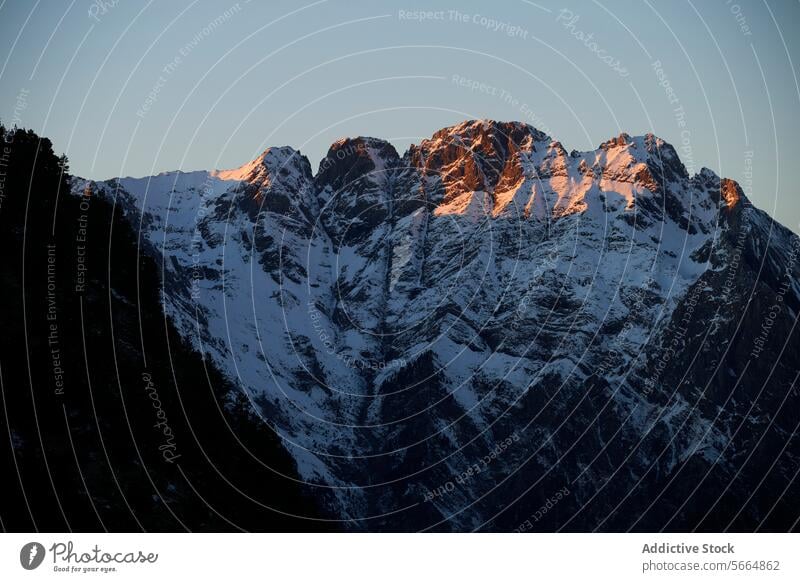 Schneebedeckte Berggipfel bei Sonnenuntergang Berge u. Gebirge Gipfel glühen Schatten Natur Landschaft alpin im Freien malerisch Durchblick Sonnenlicht Abend