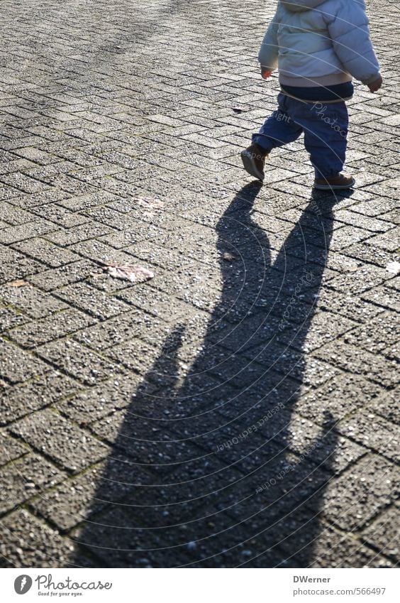 Kinderbeine Spielen Kindergarten Mensch maskulin Kleinkind 1 1-3 Jahre Sonne Winter Schönes Wetter Stadt Platz Straße Hose Jacke Stein fangen gehen laufen