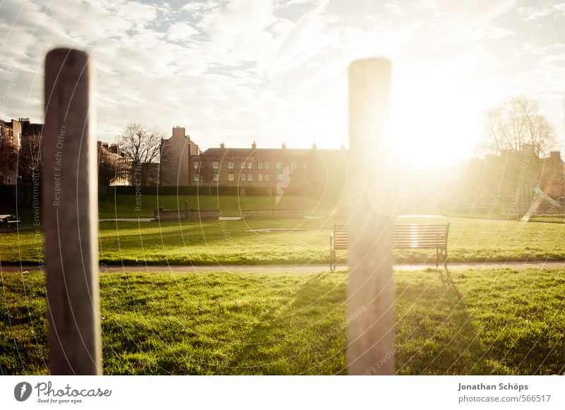 Edinburgh XIV Umwelt Natur Himmel Sonne Sonnenlicht Schönes Wetter Baum Gras Park Wiese Schottland Großbritannien Stadt Stadtrand Haus Spielplatz Bauwerk