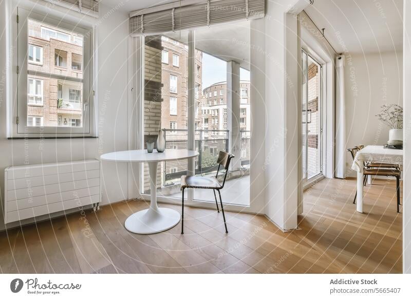 Moderne Wohnung mit viel Tageslicht Appartement Innenbereich modern hell speisend Gegend groß Fenster Balkon Zugang minimalistisch Design Tisch Stuhl Stock Holz