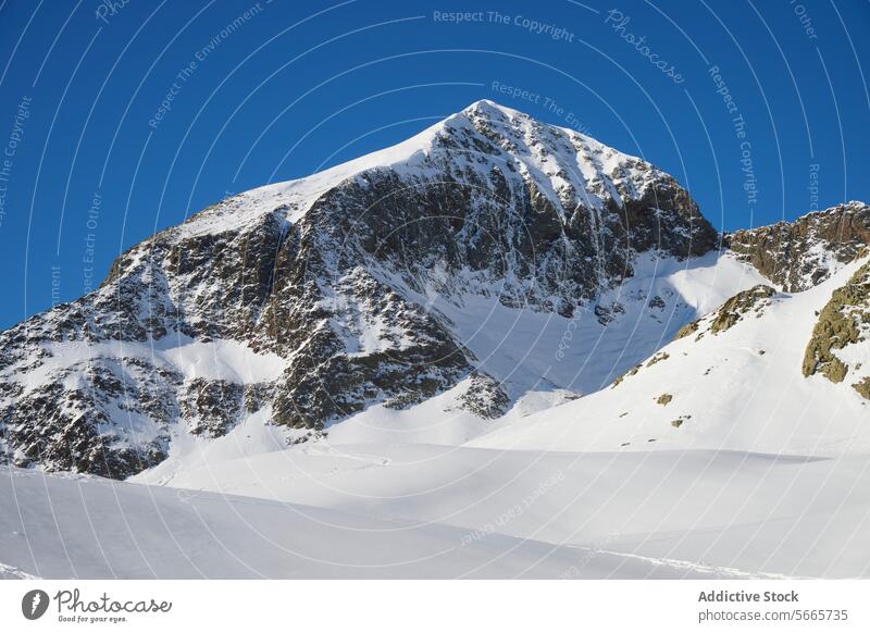 Ein atemberaubender Wintertag mit schneebedeckten Pyrenäen, in Ibon de Gorgutes, Benasque, Huesca, Spanien Berge u. Gebirge Schnee benasque Natur im Freien