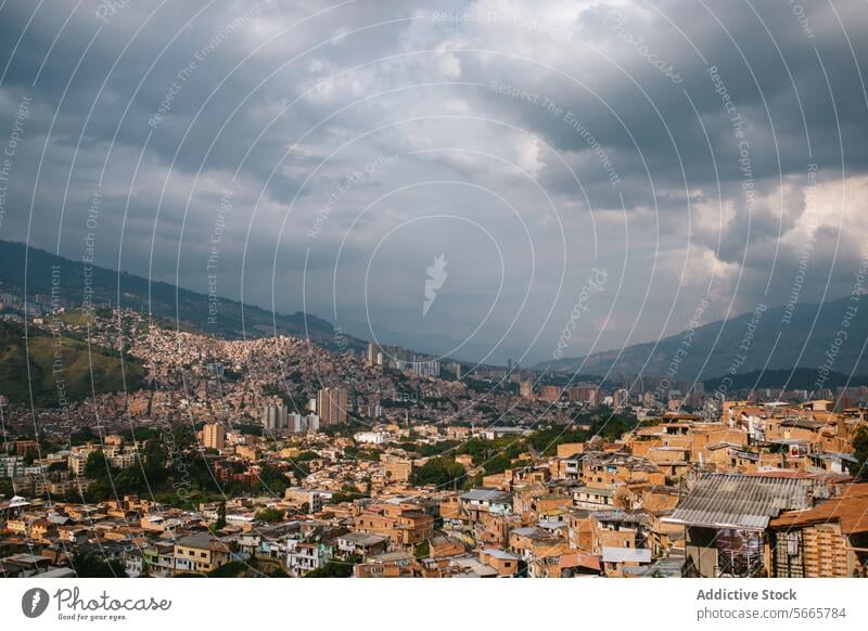 Stadtlandschaft von Medellin unter bewölktem Himmel Großstadt urban Landschaft Panorama Hügelseite Population Gebäude Wolken dicht Gehäuse Architektur Gelände