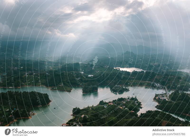 Sonnenstrahlen über bergiger Flusslandschaft mit Wolken in Guatapé Landschaft Natur Berge u. Gebirge Cloud üppig (Wuchs) Grün natürliche Szene ruhig im Freien