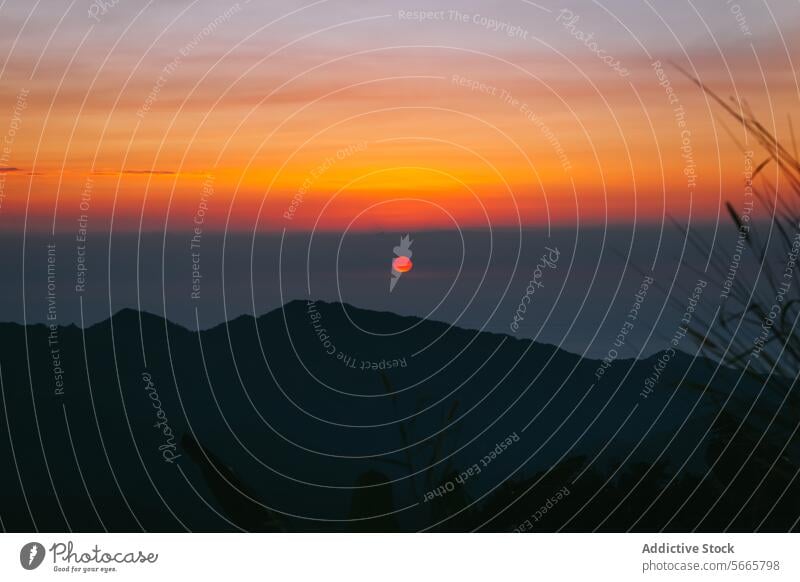 Ruhiger Sonnenuntergang über einer Bergsilhouette in Minca, Kolumbien Berge u. Gebirge Silhouette ruhig warm Farbtöne absteigend Spitzenwerte übersichtlich