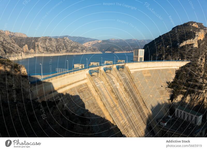 Ein riesiger Staudamm mit deutlich reduziertem Wasserstand in einem Gebirgsgebiet, der die möglichen Auswirkungen von Dürre verdeutlicht Damm Berge u. Gebirge