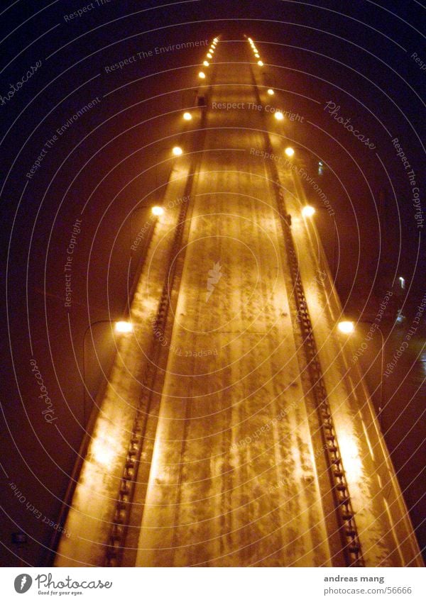 Die Brücke ins Unendliche Nacht dunkel Straßenbeleuchtung Licht Schnee lang Ferne Beleuchtung hell road street bridge light snow