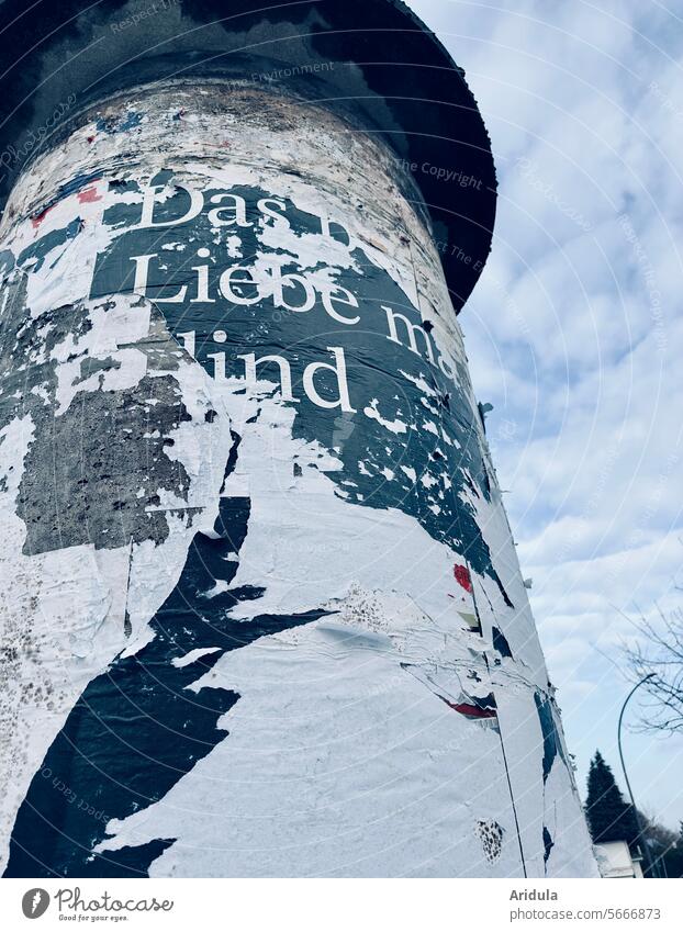 Litfaßsäule | Das … Liebe ma … blind. Plakat Papier kaputt Werbung trashig Plakatwand Vergänglichkeit zerissen alt Verfall Detailaufnahme Text abblättern