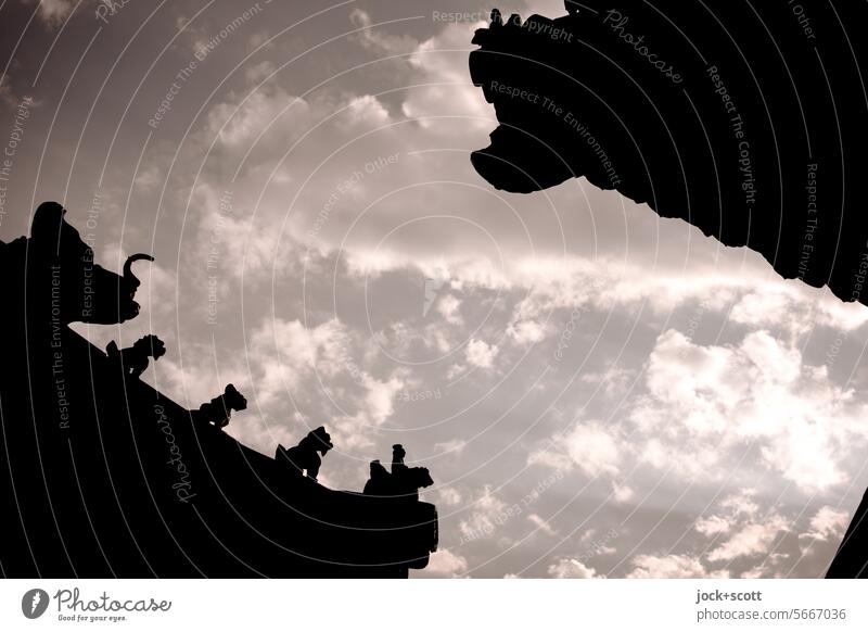 Wächter auf dem Dach der verbotenen Stadt Gegenlicht Figur historisch Symbole & Metaphern Himmel Wolken Kultur Silhouette Statue Kunst Sightseeing