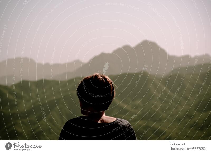 schaun wir mal was wird | schauen über die Berge junge Frau Panorama (Aussicht) Berge u. Gebirge Wolkenloser Himmel Landschaft Natur Schönes Wetter Silhouette