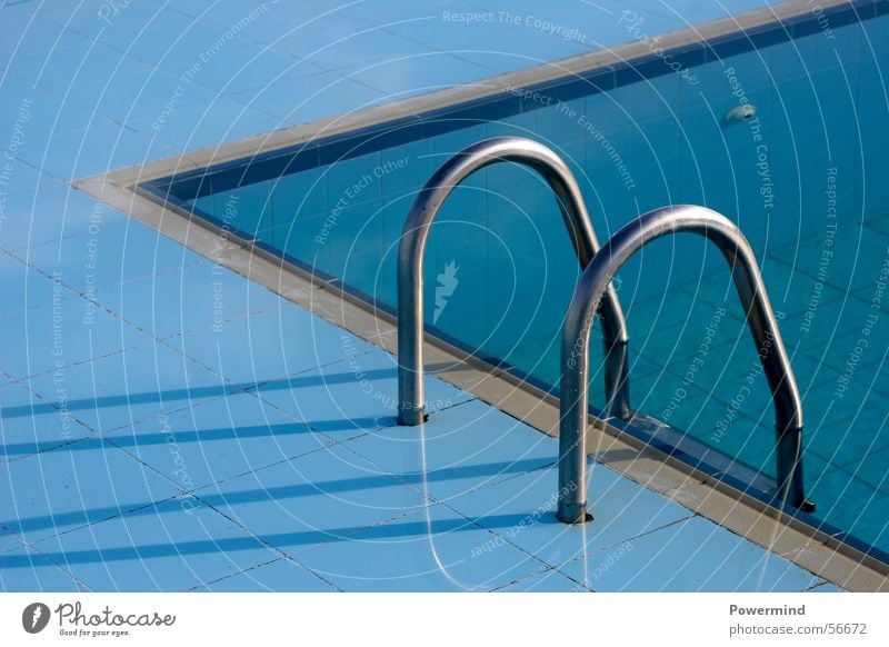 Pool-IN-Pool Schwimmbad Sommer Chrom glänzend Wellen Ferien & Urlaub & Reisen Erholung tauchen Seepferdchen auftauchen Stab Ecke blau Wasserfahrzeug hell-blau