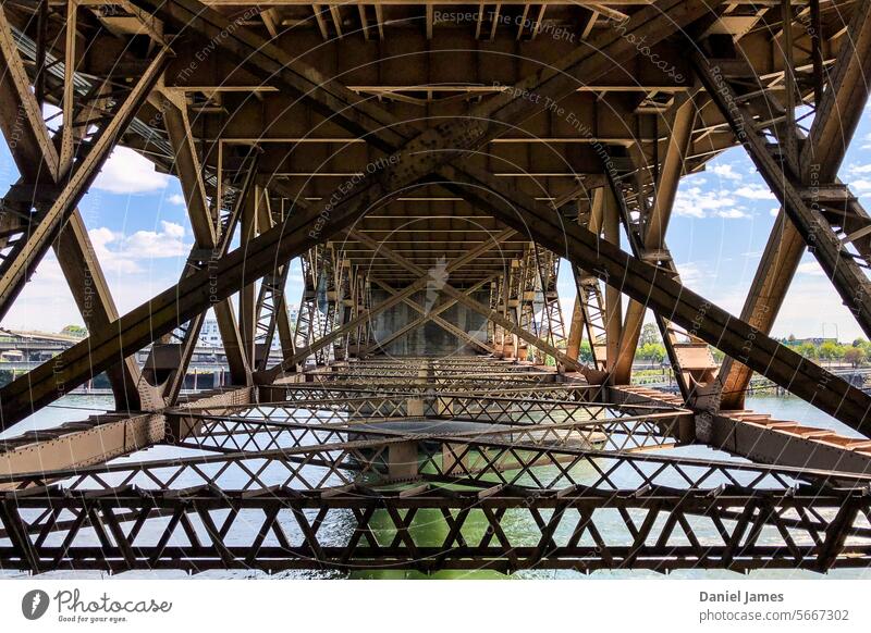 Stahlgittertragwerk für eine alternde Straßenbrücke. Brücke Stahlkonstruktion Brückenkonstruktion Konstruktion Metall Stahlträger Architektur Bauwerk bügeln