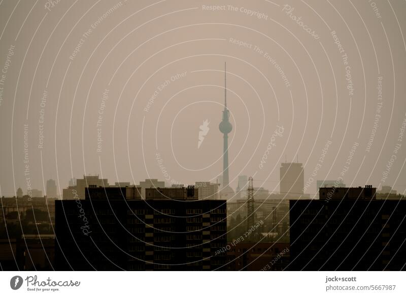 Berlin, du kannst so hässlich sein So dreckig und grau Berliner Fernsehturm Tiefenschärfe Silhouette Hauptstadt Gedeckte Farben Wahrzeichen Himmel düster