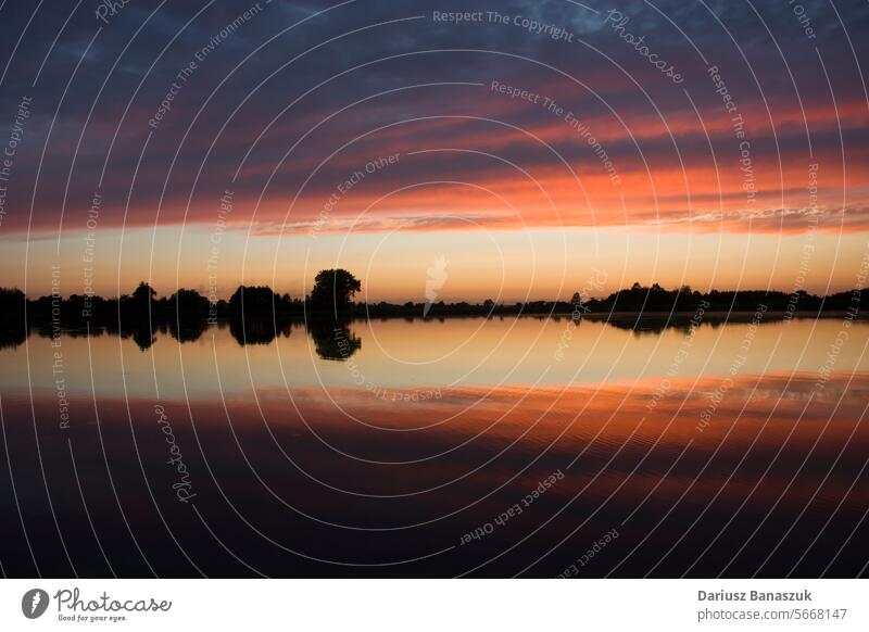 Spiegelung der Wolken im Wasser des Sees bei Sonnenuntergang Cloud Himmel Natur Reflexion & Spiegelung blau Sonnenlicht Landschaft Abenddämmerung Horizont