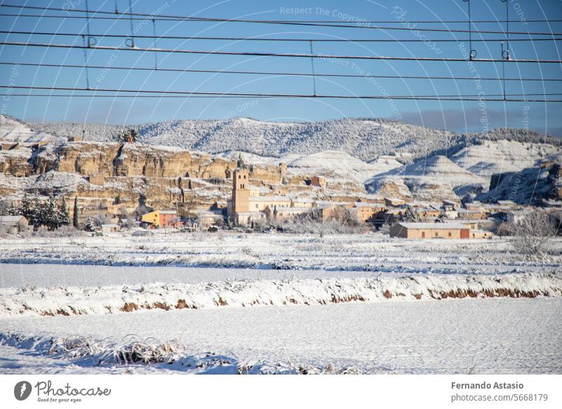 Schnee. Winterlandschaft mit einer weißen Schneedecke, die Berge und Straßen bedeckt. Bäume mit Schnee. Klarer Tag. Weiße Decke durch einen Sturm mit starkem Schneefall. In Spanien. Januar. 2024.