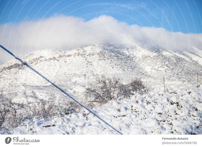 Schnee. Winterlandschaft mit einer weißen Schneedecke, die Berge und Straßen bedeckt. Bäume mit Schnee. Klarer Tag. Weiße Decke durch einen Sturm mit starkem Schneefall. In Spanien. Januar. 2024.