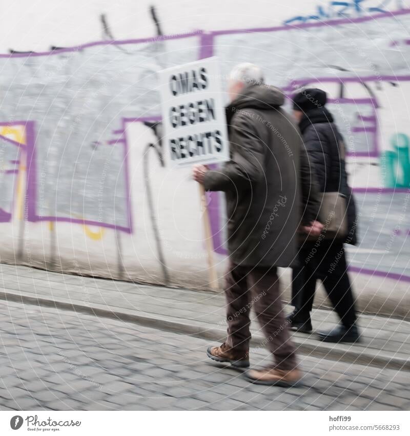 Schild auf Demo - Omas gegen rechts laut gegen rechts Zeichen setzen protestieren opas gegen rechts Demokratie Demonstration demonstrieren Aussage