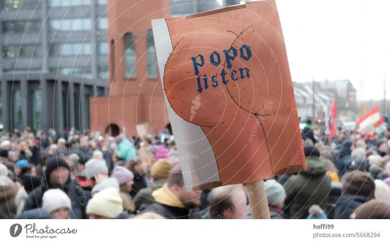 Schild auf Demo - Popo listen laut gegen rechts Zeichen setzen protestieren Omas gegen rechts opas gegen rechts Demokratie Demonstration demonstrieren Aussage