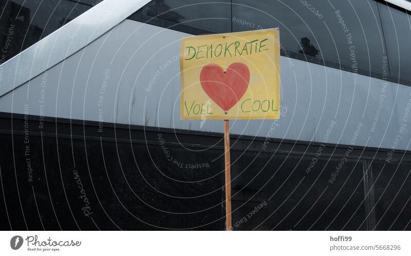 Schild auf Demo - Demokratie voll cool laut gegen rechts Zeichen setzen Antifaschismus protestieren Demonstration demonstrieren Aussage aussagekräftig Protest