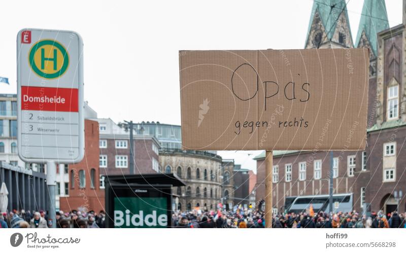 Schild auf Demo - Opas gegen rechts laut gegen rechts Zeichen setzen protestieren opas gegen rechts Demokratie Demonstration demonstrieren Aussage