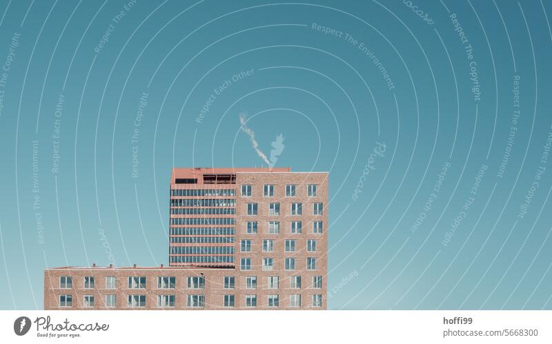 urbane minimalistische Neubauszene mit ein wenig Emission vor wirklich schönem blauen Himmel Bürogebäude Urbanisierung nüchtern Neue Sachlichkeit Architektur