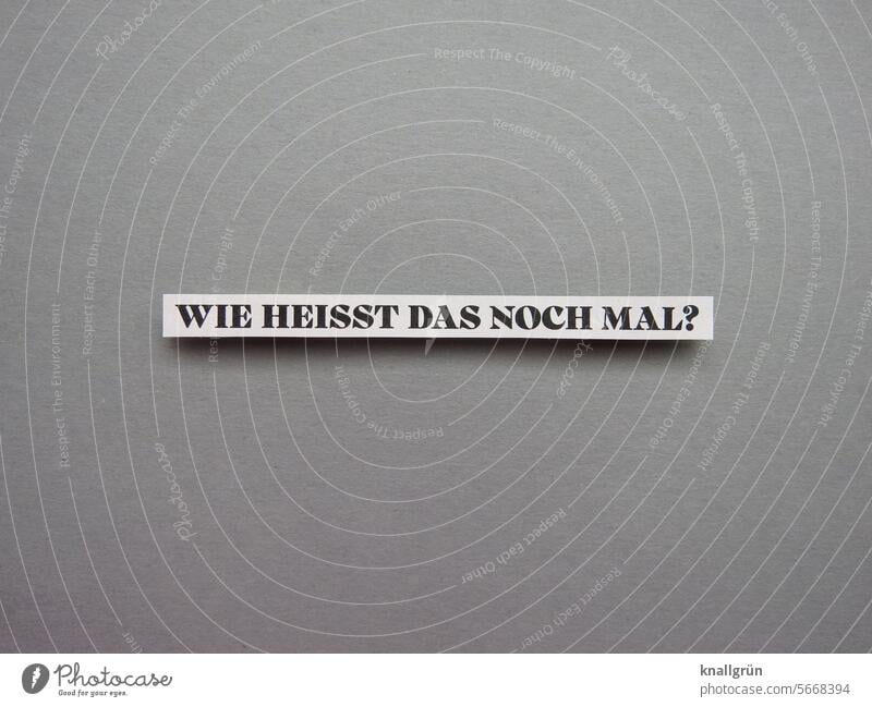 Wie heißt das noch mal? vergessen Text Fragen Fragezeichen vergesslich ratlos unsicher Irritation Rätsel Neugier Interesse Wie heißt das nochmal? Schriftzeichen