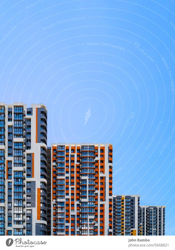 frisch gebaute Hochhäuser auf blauem Himmel Hintergrund erbaut hoher Anstieg Appartement Gebäude Blauer Himmel Eigentumswohnung Kondominium Hypothek