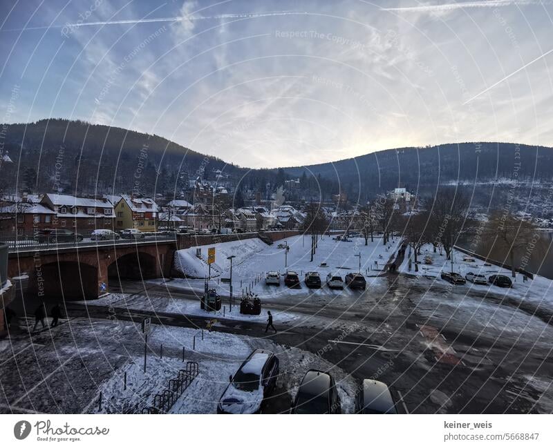 Die Stadt Miltenberg am bayerischen Untermain im Schnee Bayern Unterfranken Spessart Odenwald Kreisstadt Mainufer Berge Autos Parkplatz Brücke Sandstein