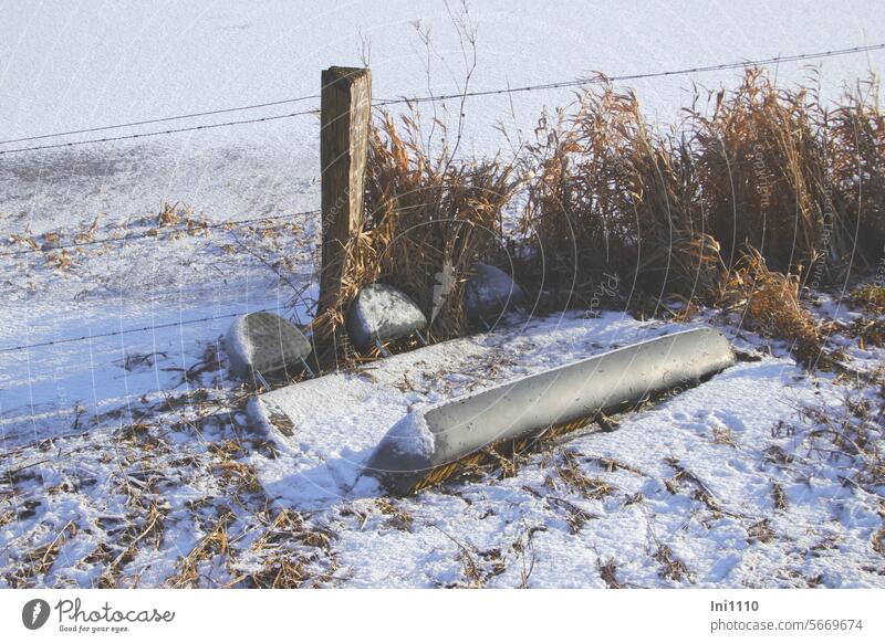 Umweltfrevel Winter Frost Ökosystem Naturschutz Müllentsorgung illegal Entsorgung 3er Sitzbank Naturschutzgebiet Sperrmüll Moorwiesen Graben zugeschneit