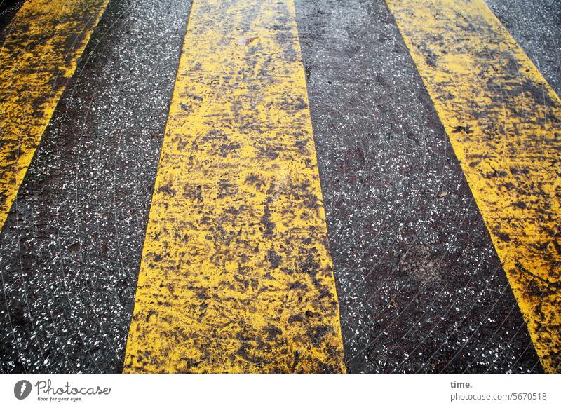 Schneeschmelze Zebrastreifen Weg Übergang Verkehr Straßenvekehr Zeichen Symbole Linien Streifen Matsch Schneematsch Tauwetter nass feucht gelb schwarz Dreck