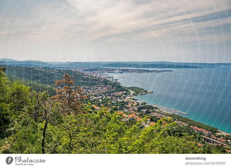 Blick auf Triest, Italien Meer Aussicht Landschaft Hügel Natur Bäume Küste Stadt Urlaub Horizont Blau Wolken Gebäude Wald Wandern Wasser Weite blau