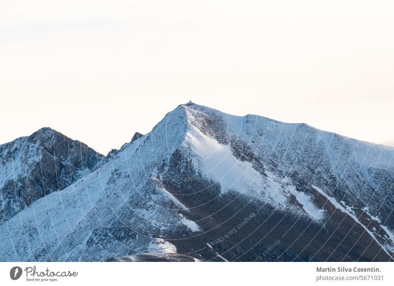 Berge in den Pyrenäen vom Skigebiet Pal Arinsal in Andorra aus Luftaufnahme blau Kabel Stadtbild kalt Drohnenblickwinkel Europa grandvalira hoch