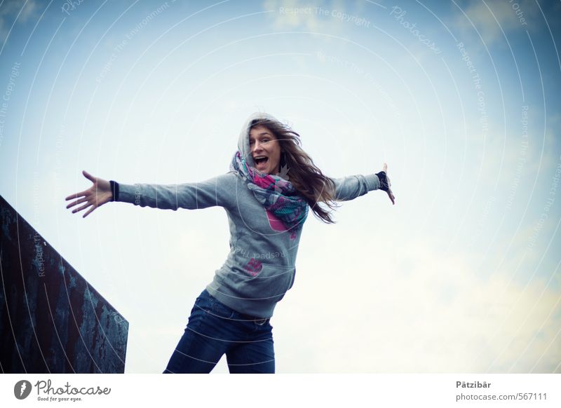 I am free Freude Glück feminin 1 Mensch Mode Feste & Feiern fliegen lachen springen Fröhlichkeit frisch lustig positiv dünn verrückt Gefühle Zufriedenheit