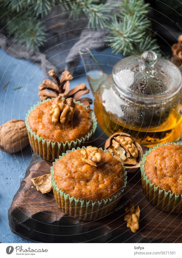 Winterliche Karottengewürzmuffins mit Walnüssen Muffin Möhre Weihnachten neu Jahr süß Lebensmittel Kuchen Gemüse backen heimwärts Feiertag festlich Ast Baum