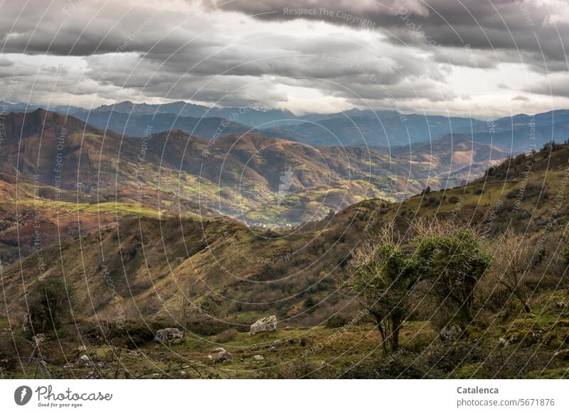 Berglandschaft an einem bewölktem Tag im Winter Sonnenlicht Felder Tal Wiesen Tageslicht Natur Sommer Umwelt Felsen Himmel Gipfel Berge Gebirge Landschaft