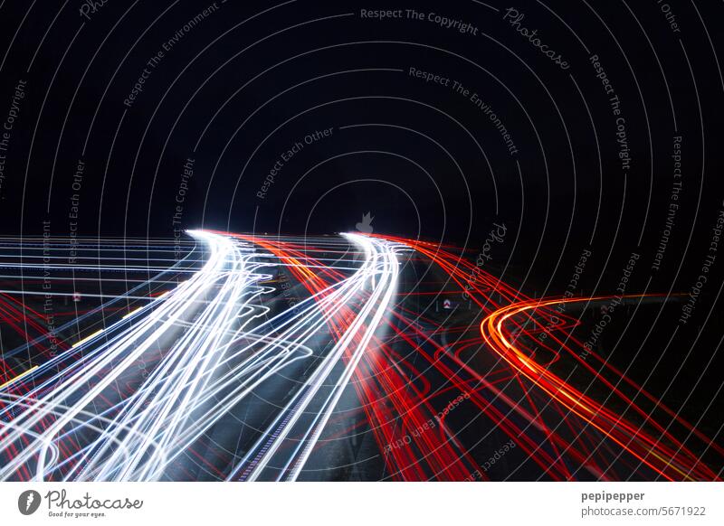 Vom Weg abgekommen – Langzeitbelichtung auf einer Autobahnbrücke – den fließenden Verkehr bei starkem Wind fotografiert Autofahren Straße Straßenverkehr