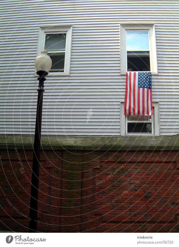 Flaggenkultur Boston Neuengland Patriotismus Holzhaus Fenster Mauer Laterne Fahne Amerika Straßenbeleuchtung Außenaufnahme USA historisch staatsgesinnung