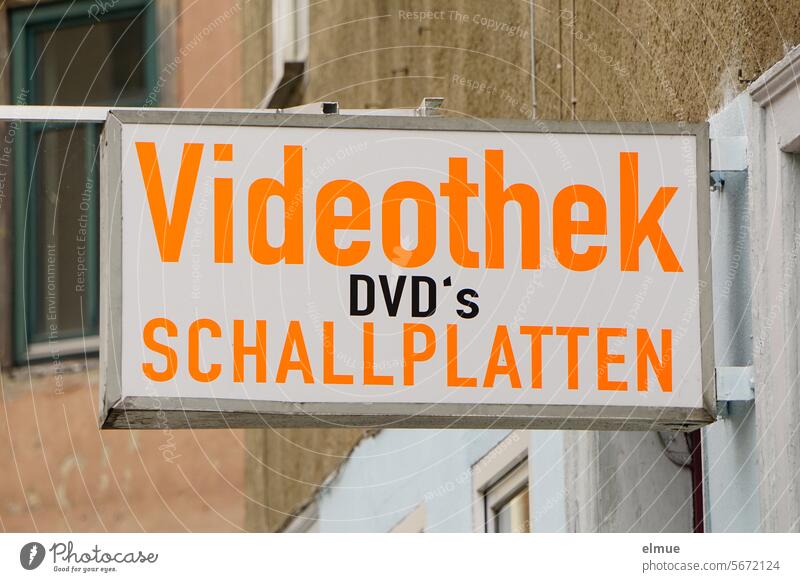 Leuchtreklame Werbeschild - Videothek DVD's Schallplatten - an einer Hauswand Schild Tonträger Vergänglichkeit Laden Nostalgie Relikt aus alten Zeiten Blog