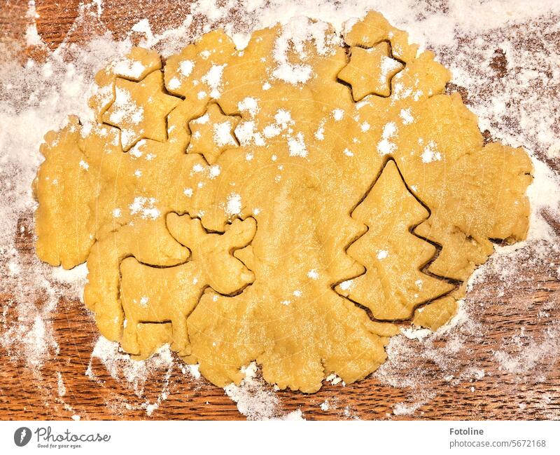 Frohe Ostern ihr Lieben! Ha, erstes Weihnachtsbild dieses Jahr? :-D backen Plätzchen Weihnachten & Advent Weihnachtsgebäck Plätzchen ausstechen Plätzchenteig