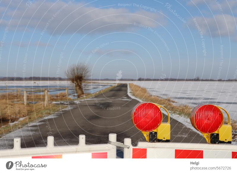 Gesperrt... Sperrung Straße Steaßensperrung Hochwasser Eis Frost Kälte Überschwemmung Winter Ochsenmoor Verbot Gefahr Wiese Baum Weide Kopfweide Himmel Wolken