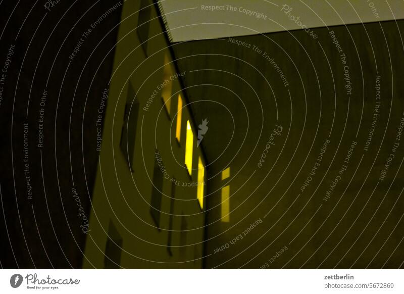 Erleuchtete Fenster again abend altbau außen brandmauer dunkel erleuchtet fassade fenster haus himmel hinterhaus hinterhof innenhof innenstadt kiez licht