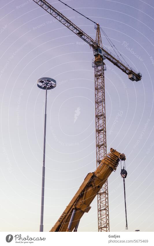 Baukräne vor blauem Himmel Kran Baukran Baustelle Arbeit & Erwerbstätigkeit bauen Technik & Technologie Industrie Arbeitsplatz hoch Außenaufnahme Wolken