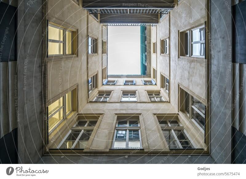 Blick nach oben im Hinterhof Himmel Fenster Fassade Spiegelung Haus Menschenleer Stadt Architektur Gebäude Stadthaus Altbau Wand Innenhof Hof Stadtzentrum Prag