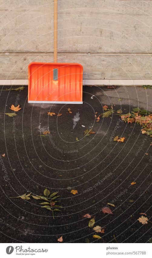 Der Winter kann kommen Herbst schlechtes Wetter Schneefall Arbeit & Erwerbstätigkeit orange Vorfreude Schaufel schaufeln Schneeschaufel Wintereinbruch November