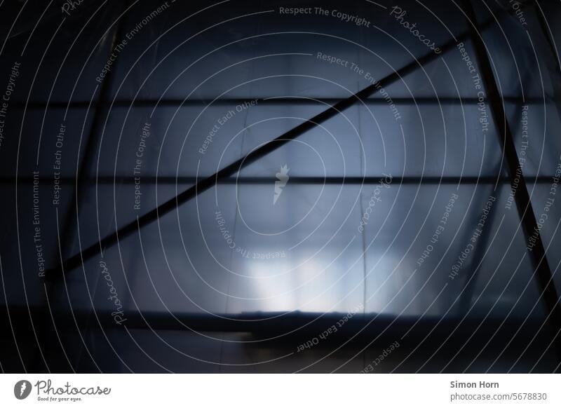 Gerüst hinter durchsichtiger Plastikplane mit schwacher Lichtquelle im Hintergrund Plane Baustelle milchig dämmrig schummrig Arbeit & Erwerbstätigkeit Baugerüst